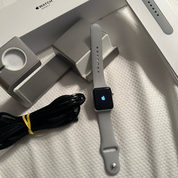 Apple Watch Series 3 38mm - Picture 1 of 6